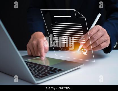 Geschäftsleute verwenden elektronische Signaturen für elektronische Signaturen, Dokumentenverwaltung für Datenblätter, elektronische Signaturen und papierlose Bürogeräte Stockfoto