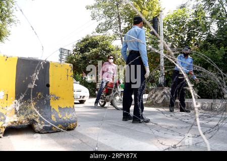 200619 -- ISLAMABAD, 19. Juni 2020 -- Polizeibeamte stoppen einen Motorradfahrer in der Nähe einer versiegelten Straße in einem Wohnsektor, nachdem einige Menschen am 19. Juni 2020 in Islamabad, der Hauptstadt Pakistans, positiv auf COVID-19 getestet wurden. Die pakistanische Regierung begann ab dem 9. Mai mit der Lockdown, um den Einfluss auf die Arbeiterklasse und die Armen im Land abzumildern. Die WHO erklärte, dass nach der Lockerung der Lockdown-Regelung die Rate der Ausbreitung von COVID-19 in Pakistan gestiegen sei, und fügte hinzu, dass das Land keine Voraussetzung für die Aufhebung der Lockdown-Beschränkungen erfülle, so die Berichte. PAKIST Stockfoto