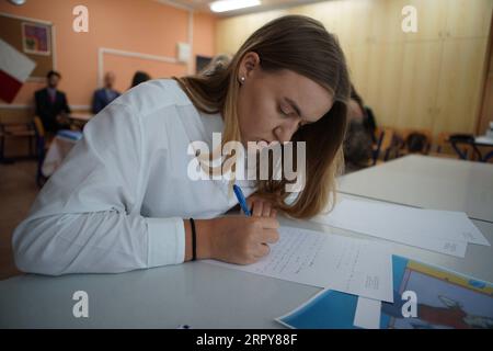 200620 -- HRADEC KRALOVE, 20. Juni 2020 Xinhua -- Ein Student bereitet sich auf einen Test auf mündliches Chinesisch im Abschlusstest in Hradec Kralove, Tschechien, 19. Juni 2020 vor. Zwei Schüler der vierten Klasse an einer tschechischen High School wurden am Freitag die ersten in ihrem Land, indem sie einen Test auf Chinesisch für ihre Abschlussprüfungen machten. ZUM Feature: Zum ersten Mal machen tschechische Studenten den Test auf Chinesisch für die Abschlussprüfung Foto von Dana Kesnerova/Xinhua TSCHECHISCHE REPUBLIK-HRADEC KRALOVE-GRADUATION EXAM-CHINESE PUBLICATIONxNOTxINxCHN Stockfoto