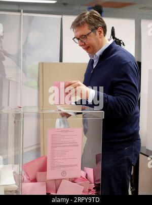 200621 -- BELGRAD, 21. Juni 2020 -- der serbische Präsident Aleksandar Vucic gibt am 21. Juni 2020 seine Stimme in einem Wahllokal in Belgrad ab. Die Serben begannen am Sonntag bei den ersten nationalen Wahlen auf dem europäischen Kontinent seit dem Ausbruch der COVID-19-Pandemie mit der Stimmabgabe, wobei die regierenden Progressiven und Sozialisten als einzige Partei zweistellige Ergebnisse anvisierten. Foto von /Xinhua SERBIEN-BELGRAD-VUCIC-PARLAMENTSWAHLEN VordragxMilosavljevic PUBLICATIONxNOTxINxCHN Stockfoto
