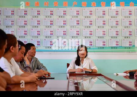200621 -- TAIYUAN, 21. Juni 2020 -- Li Cuiye C, erster Sekretär des Dorfes Nantong, spricht über den Bau der Infrastruktur mit Dorfkadetten im Dorf Nantong im Xingxian County, Provinz Shanxi in Nordchina, 3. Juni 2020. Liu Zhijun und Li Cuiye sind ein Paar, das in der Verwaltung von Landmaschinen bzw. im Service Center für Regierungsangelegenheiten in der Stadt Lyuliang arbeitet. Im Juli 2015 meldeten sich Liu und Li freiwillig als erste Sekretärinnen im Jingyubao Village im Lanxian County und im Nantong Village im Xingxian County, beide unter der Gerichtsbarkeit von Lyulia Stockfoto