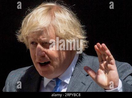 200623 -- LONDON, 23. Juni 2020 -- der britische Premierminister Boris Johnson verlässt am 23. Juni 2020 die 10 Downing Street in London. Boris Johnson sagte am Dienstag, dass die derzeitige 2-Meter-Regel für soziale Distanzierung vom 4. Juli auf 1 Meter plus in England gelockert wird, um die Coronavirus-Abriegelung weiter zu erleichtern. GROSSBRITANNIEN-LONDON-COVID-19-PM-LOCKDOWN-EASING HANXYAN PUBLICATIONXNOTXINXCHN Stockfoto