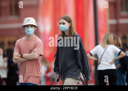 200623 -- MOSKAU, 23. Juni 2020 Xinhua -- Menschen mit Gesichtsmasken gehen am 23. Juni 2020 auf einer Straße in Moskau, Russland. Russland verzeichnete in den letzten 24 Stunden 7.425 COVID-19-Fälle und erreichte damit insgesamt 599.705, sagte das Coronavirus-Response-Center des Landes in einer Erklärung am Dienstag. Foto von Alexander Zemlianichenko Jr/Xinhua RUSSIA-MOSCOW-COVID-19-CASES PUBLICATIONxNOTxINxCHN Stockfoto