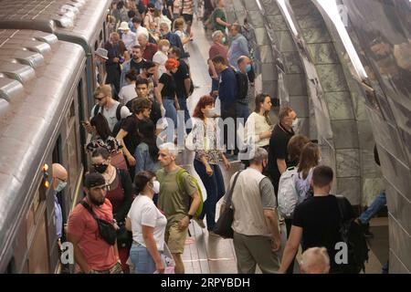 200623 -- MOSKAU, 23. Juni 2020 Xinhua -- Menschen werden am 23. Juni 2020 in einer U-Bahn-Station in Moskau, Russland, gesehen. Russland verzeichnete in den letzten 24 Stunden 7.425 COVID-19-Fälle und erreichte damit insgesamt 599.705, sagte das Coronavirus-Response-Center des Landes in einer Erklärung am Dienstag. Foto von Alexander Zemlianichenko Jr/Xinhua RUSSIA-MOSCOW-COVID-19-CASES PUBLICATIONxNOTxINxCHN Stockfoto