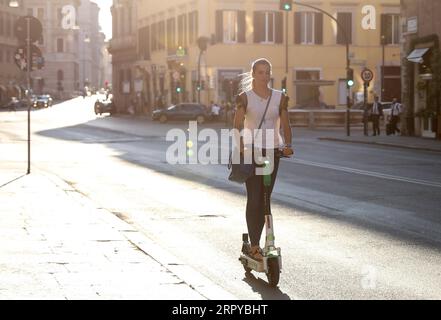 200624 -- ROM, 24. Juni 2020 -- Eine Frau fährt einen Elektroroller in Rom, Italien, 23. Juni 2020. Während Italien weiterhin die Vorschriften für die Coronavirus-Abriegelung lockert, finden sich Fußgänger, die auf die Straße zurückkehren, im Wettbewerb um den Weltraum mit einer Art Fahrzeug, das vor der Abriegelung im Land kaum existierte - Elektroroller. UM MIT Feature: E-Scooter betreten die italienischen Straßen mitten in Pandemie, nicht gefallen alle ITALIEN-ROM-ELEKTROROLLER ChengxTingting PUBLICATIONxNOTxINxCHN Stockfoto