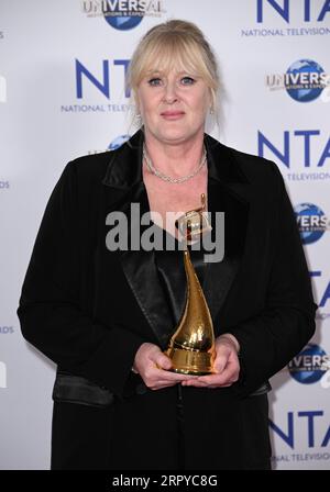 London, Großbritannien. September 2023. Sarah Lancashire gewann den Special Recognition Award und den Drama Performance Award für ihre Arbeit im Happy Valley bei den National Television Awards, der O2 Arena, London. Quelle: Doug Peters/EMPICS/Alamy Live News Stockfoto