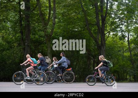 200625 -- WIEN, 25. Juni 2020 -- Menschen nehmen am 24. Juni 2020 an Übungen im Wiener Prater Teil. SPAUSTRIA-VIENNA-PRATER-ÜBUNGEN GuoxChen PUBLICATIONxNOTxINxCHN Stockfoto