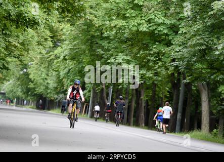 200625 -- WIEN, 25. Juni 2020 -- Menschen nehmen am 24. Juni 2020 an Übungen im Wiener Prater Teil. SPAUSTRIA-VIENNA-PRATER-ÜBUNGEN GuoxChen PUBLICATIONxNOTxINxCHN Stockfoto