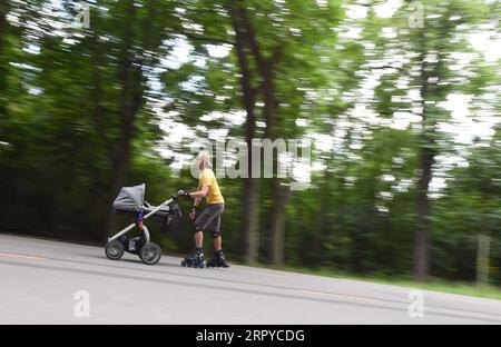 200625 -- WIEN, 25. Juni 2020 -- Ein Mann nimmt am 24. Juni 2020 an Übungen im Wiener Prater Teil. SPAUSTRIA-VIENNA-PRATER-ÜBUNGEN GuoxChen PUBLICATIONxNOTxINxCHN Stockfoto