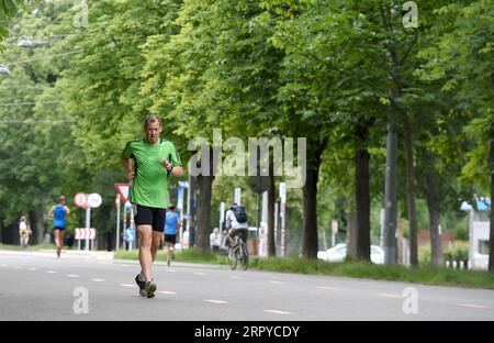 200625 -- WIEN, 25. Juni 2020 -- Menschen nehmen am 24. Juni 2020 an Übungen im Wiener Prater Teil. SPAUSTRIA-VIENNA-PRATER-ÜBUNGEN GuoxChen PUBLICATIONxNOTxINxCHN Stockfoto