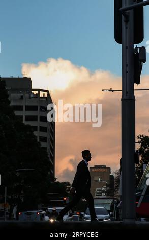 200625 -- PEKING, 25. Juni 2020 -- Ein Mann geht am 24. Juni 2020 auf einer Straße in Sydney, Australien. XINHUA FOTOS DES TAGES BaixXuefei PUBLICATIONxNOTxINxCHN Stockfoto