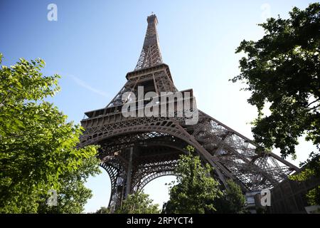 200625 -- PARIS, 25. Juni 2020 -- der Eiffelturm wird am Tag seiner Wiedereröffnung in Paris, Frankreich, am 25. Juni 2020 gesehen. Der Eiffelturm wurde am Donnerstag nach einer mehr als dreimonatigen Schließung aufgrund der COVID-19-Pandemie wieder für die Öffentlichkeit geöffnet. FRANCE-PARIS-EIFFELTURM-WIEDERERÖFFNUNG GaoxJing PUBLICATIONxNOTxINxCHN Stockfoto
