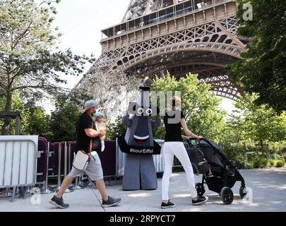 200625 -- PARIS, 25. Juni 2020 -- Ein Maskottchen begrüßt Besucher am Tag der Wiedereröffnung des Eiffelturms in Paris, Frankreich, 25. Juni 2020. Der Eiffelturm wurde am Donnerstag nach einer mehr als dreimonatigen Schließung aufgrund der COVID-19-Pandemie wieder für die Öffentlichkeit geöffnet. FRANCE-PARIS-EIFFELTURM-WIEDERERÖFFNUNG GaoxJing PUBLICATIONxNOTxINxCHN Stockfoto
