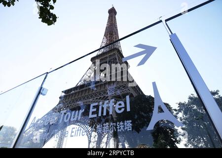 200625 -- PARIS, 25. Juni 2020 -- der Eiffelturm wird am Tag seiner Wiedereröffnung in Paris, Frankreich, am 25. Juni 2020 gesehen. Der Eiffelturm wurde am Donnerstag nach einer mehr als dreimonatigen Schließung aufgrund der COVID-19-Pandemie wieder für die Öffentlichkeit geöffnet. FRANCE-PARIS-EIFFELTURM-WIEDERERÖFFNUNG GaoxJing PUBLICATIONxNOTxINxCHN Stockfoto