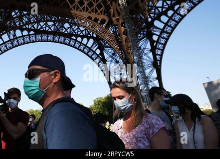 200625 -- PARIS, 25. Juni 2020 -- die Leute warten auf den Besuch des Eiffelturms an seinem Tag der Wiedereröffnung in Paris, Frankreich, 25. Juni 2020. Der Eiffelturm wurde am Donnerstag nach einer mehr als dreimonatigen Schließung aufgrund der COVID-19-Pandemie wieder für die Öffentlichkeit geöffnet. FRANCE-PARIS-EIFFELTURM-WIEDERERÖFFNUNG GaoxJing PUBLICATIONxNOTxINxCHN Stockfoto