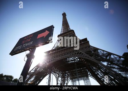 News Bilder des Tages 200625 -- PARIS, 25. Juni 2020 -- der Eiffelturm wird am Tag seiner Wiedereröffnung in Paris, Frankreich, am 25. Juni 2020 gesehen. Der Eiffelturm wurde am Donnerstag nach einer mehr als dreimonatigen Schließung aufgrund der COVID-19-Pandemie wieder für die Öffentlichkeit geöffnet. FRANCE-PARIS-EIFFELTURM-WIEDERERÖFFNUNG GaoxJing PUBLICATIONxNOTxINxCHN Stockfoto