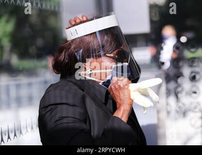 200625 -- PARIS, 25. Juni 2020 -- Ein Sicherheitsbeamter trägt eine Gesichtsmaske und einen Gesichtsschutz, während er am Tag der Wiedereröffnung des Eiffelturms in Paris, Frankreich, am 25. Juni 2020 arbeitet. Der Eiffelturm wurde am Donnerstag nach einer mehr als dreimonatigen Schließung aufgrund der COVID-19-Pandemie wieder für die Öffentlichkeit geöffnet. FRANCE-PARIS-EIFFELTURM-WIEDERERÖFFNUNG GaoxJing PUBLICATIONxNOTxINxCHN Stockfoto