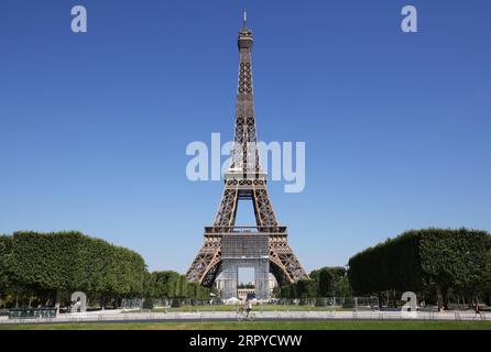 200625 -- PARIS, 25. Juni 2020 -- der Eiffelturm wird am Tag seiner Wiedereröffnung in Paris, Frankreich, am 25. Juni 2020 gesehen. Der Eiffelturm wurde am Donnerstag nach einer mehr als dreimonatigen Schließung aufgrund der COVID-19-Pandemie wieder für die Öffentlichkeit geöffnet. FRANCE-PARIS-EIFFELTURM-WIEDERERÖFFNUNG GaoxJing PUBLICATIONxNOTxINxCHN Stockfoto