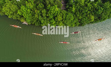 200625 -- ZAOZHUANG, 25. Juni 2020 -- Luftaufnahme, aufgenommen am 25. Juni 2020, zeigt ein Drachenboot-Rennen während des Drachenboot-Festivals in der antiken Stadt Taierzhuang in der Stadt Zaozhuang in der ostchinesischen Provinz Shandong. Das Dragon Boat Festival, auch Duanwu Festival genannt, wird traditionell am fünften Tag des fünften Monats im chinesischen Mondkalender gefeiert. Es fällt auf den 25. Juni dieses Jahres. Foto von /Xinhua CHINA-DRAGON BOAT FESTIVAL-CELEBRATION-AERIAL VIEW CN GaoxQimin PUBLICATIONxNOTxINxCHN Stockfoto