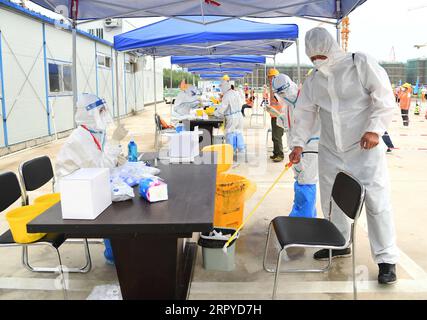 200626 -- PEKING, 26. Juni 2020 -- Ein Mitarbeiter R, Front desinfiziert eine COVID-19-Nukleinsäure-Testanlage, die vorübergehend auf einer Baustelle im Haidian-Bezirk von Peking, Hauptstadt von China, eingerichtet wurde, 26. Juni 2020. Mehr als 1.750 Bauarbeiter in Peking erhielten am Freitag COVID-19-Nukleinsäuretests. CHINA-BEIJING-COVID-19-NUKLEINSÄURE-TEST CN RENXCHAO PUBLICATIONXNOTXINXCHN Stockfoto