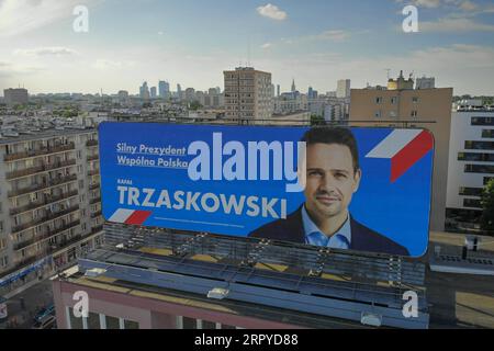 200626 -- WARSCHAU, 26. Juni 2020 -- Eine Plakatwand, auf der die Kandidatur für den Warschauer Bürgermeister Rafal Trzaskowski, einer der Kandidaten für die Präsidentschaft Polens, bekannt gemacht wird, ist in Warschau, Polen, am 25. Juni 2020 zu sehen. Polen wird seine Präsidentschaftswahlen am Sonntag abhalten. Foto von /Xinhua POLEN-WARSCHAU-PRÄSIDENTSCHAFTSWAHLEN JaapxArriens PUBLICATIONxNOTxINxCHN Stockfoto