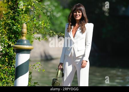 Venedig Lido, Italien. September 2023. Bianca Guaccero erreicht die Anlegestelle des Hotels Excelsior am Lido. (Foto: Mario Cartelli/SOPA Images/SIPA USA) Credit: SIPA USA/Alamy Live News Stockfoto