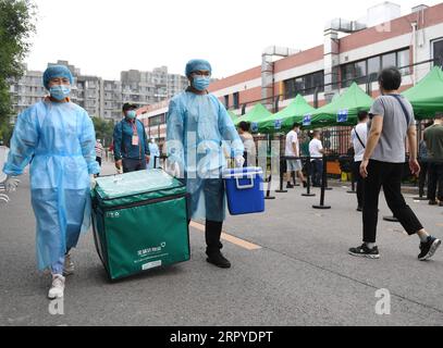 200626 -- PEKING, 26. Juni 2020 -- Mitarbeiter von KingMed Diagnostics Transfer sammelten Proben für Nukleinsäuretests im Bezirk Chaoyang von Peking, Hauptstadt von China, 25. Juni 2020. Mit 2.422 Probenahmestellen, die an 480 Orten in der Hauptstadt eingerichtet wurden, kann Peking heute täglich mehr als 300.000 Nukleinsäure-Tests für COVID-19 anbieten. CHINA-BEIJING-COVID-19-NUKLEINSÄURE-TEST CN ZHANGXCHENLIN PUBLICATIONXNOTXINXCHN Stockfoto