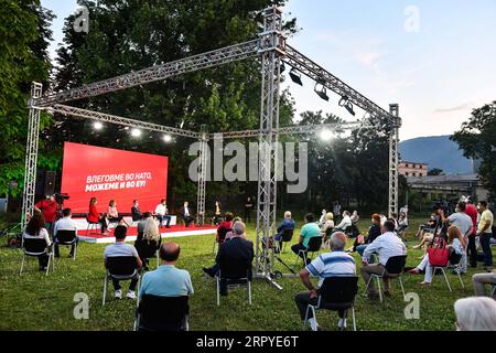 200627 -- TETOVO, 27. Juni 2020 Xinhua -- Unterstützer der Sozialdemokratischen Union Mazedoniens SDSM nehmen am 26. Juni 2020 an einer Parlamentswahl in Tetovo Teil, etwa 50 Kilometer westlich der Hauptstadt Skopje in Nordmazedonien. Die vorgezogenen Parlamentswahlen in Nordmazedonien sollen am 15. Juli stattfinden. Foto von Tomislav Georgiev/Xinhua NORDMAZEDONIEN-TETOVO-WAHLKAMPFVERANSTALTUNG PUBLICATIONxNOTxINxCHN Stockfoto