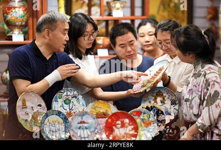 200627 -- PEKING, 27. Juni 2020 -- Foto aufgenommen am 10. Juni 2019 zeigt den Künstler Zhong LianshengL und andere Handwerker, die ein neu entworfenes Cloisonne-Kunstwerk in Peking, der Hauptstadt Chinas, überprüfen. In China stellt Jingtailan eine besondere Cloisonne-Schmiede aus Kupfer und Porzellan dar. Eingeführt aus den arabischen Ländern während der Yuan-Dynastie 1271-1368 und beliebt während der Jingtai-Jahre der Ming-Dynastie 1368-1644, verwendet die Jingtailan Cloisonne rotes Kupfer als Körper, mit Mustern, die mit Kupferdrähten strukturiert und mit Emaillasur lackiert sind. Die Herstellung muss Dutzende von Verfahren durchlaufen Stockfoto