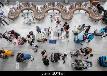 200628 -- PEKING, 28. Juni 2020 -- Passagiere kommen am Paris Orly Airport nahe Paris, Frankreich, 26. Juni 2020. Der Flughafen Paris Orly wurde am Freitag nach fast drei Monaten Betriebsunterbrechung aufgrund der COVID-19-Gesundheitskrise wieder eröffnet. Orly ist das zweitgrößte Drehkreuz der französischen Hauptstadt nach dem Flughafen Charles de Gaulle CDG. Foto von /Xinhua XINHUA FOTOS DES TAGES AurelienxMorissard PUBLICATIONxNOTxINxCHN Stockfoto