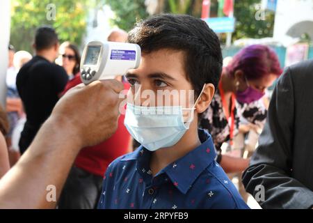 200629 -- TUNESIEN, 29. Juni 2020 Xinhua -- Ein Schüler bekommt seine Körpertemperatur vor der Sekundarschuleintrittsprüfung vor der COVID-19-Pandemie in Tunesien, Tunis, 29. Juni 2020 überprüft. Foto von Adel Ezzine/Xinhua TUNIS-TUNISIA-COVID-19-SCHOOL-ENTRANCE EXAMINATION PUBLICATIONxNOTxINxCHN Stockfoto