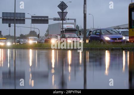 200630 -- WARSCHAU, 30. Juni 2020 Xinhua -- Fahrzeuge werden am 29. Juni 2020 in Warschau, Polen, in einem Stau neben einer überfluteten Straße festgefahren. Starke Regenfälle haben am Montagabend in Warschau Sturzfluten verursacht, wobei über 300 Fälle von überfluteten Kellern, Garagen sowie unterirdischen Stationen und Tunneln gemeldet wurden. Foto von Jaap Arriens/Xinhua POLEN-WARSCHAU-STARKER REGEN PUBLICATIONxNOTxINxCHN Stockfoto