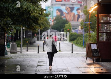 200630 -- WARSCHAU, 30. Juni 2020 Xinhua -- Eine Frau, die einen Regenschirm hält, spaziert am 29. Juni 2020 im Regen in Warschau, Polen. Starke Regenfälle haben am Montagabend in Warschau Sturzfluten verursacht, wobei über 300 Fälle von überfluteten Kellern, Garagen sowie unterirdischen Stationen und Tunneln gemeldet wurden. Foto von Jaap Arriens/Xinhua POLEN-WARSCHAU-STARKER REGEN PUBLICATIONxNOTxINxCHN Stockfoto