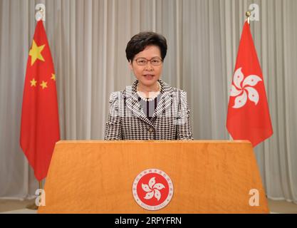 200630 -- HONGKONG, 30. Juni 2020 Xinhua -- Chief Executive der Sonderverwaltungsregion Hongkong in China, HKSAR Carrie Lam, spricht am 30. Juni 2020 per Videobotschaft im südchinesischen Hongkong vor dem UN-Menschenrechtsrat. Carrie Lam sprach am Dienstag per Videobotschaft vor dem UN-Menschenrechtsrat und forderte die internationale Gemeinschaft auf, Chinas Recht auf Schutz der nationalen Sicherheit und die Sehnsüchte der Menschen in Hongkong nach Stabilität und Harmonie zu achten. DER HKSAR-Chef fordert die Welt auf, Chinas Recht auf Schutz der nationalen Sicherheit zu achten Xinhua CHINA-HONG KONG-CARRIE Lam-UN HUMAN R Stockfoto