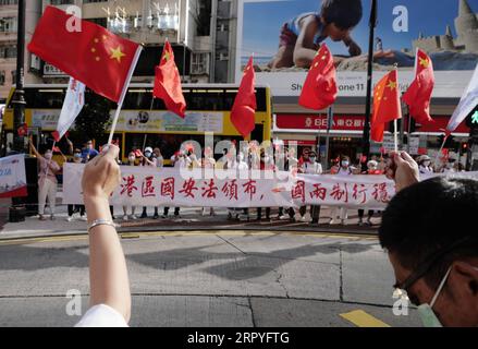 200630 -- HONGKONG, 30. Juni 2020 -- Bürger Hongkongs feiern die Verabschiedung des Gesetzes der Volksrepublik China über die Sicherung der nationalen Sicherheit in der Sonderverwaltungsregion Hongkong HKSAR in der Causeway Bay von Südchina, Hongkong, 30. Juni 2020. Das Gesetz wurde auf der 20. Sitzung des Ständigen Ausschusses des 13. Nationalen Volkskongresses NPC verabschiedet. CHINA-HONG KONG-NATIONAL SECURITY-LAW-CITIZENS-CELEBRATION CN WANGXSHEN PUBLICATIONXNOTXINXCHN Stockfoto