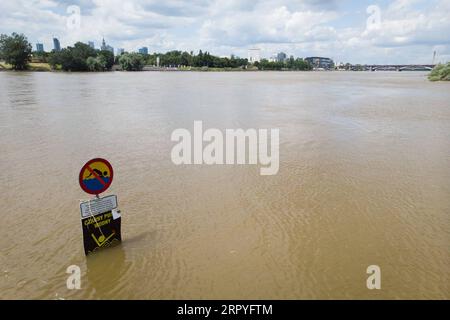 200630 -- WARSCHAU, 30. Juni 2020 Xinhua -- Ein Schild, Das Menschen davor warnt, im Fluss zu schwimmen, wird am 30. Juni 2020 in Warschau, Polen, untergetaucht. Starke Regenfälle haben am Montagabend in Warschau Sturzfluten verursacht, wobei über 300 Fälle von überfluteten Kellern, Garagen sowie unterirdischen Stationen und Tunneln gemeldet wurden. Foto: Jaap Arriens/Xinhua POLAND-WARSAW-FLOOD PUBLICATIONxNOTxINxCHN Stockfoto