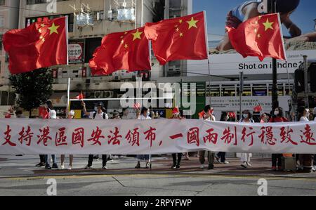 200630 -- HONGKONG, 30. Juni 2020 -- Bürger Hongkongs feiern die Verabschiedung des Gesetzes der Volksrepublik China über die Sicherung der nationalen Sicherheit in der Sonderverwaltungsregion Hongkong HKSAR in der Causeway Bay von Südchina, Hongkong, 30. Juni 2020. Das Gesetz wurde auf der 20. Sitzung des Ständigen Ausschusses des 13. Nationalen Volkskongresses NPC verabschiedet. CHINA-HONG KONG-NATIONAL SECURITY-LAW-CITIZENS-CELEBRATION CN WANGXSHEN PUBLICATIONXNOTXINXCHN Stockfoto