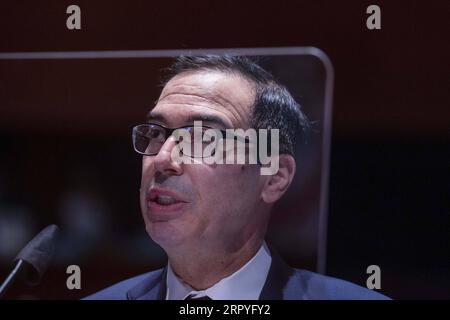 200630 -- WASHINGTON, 30. Juni 2020 -- der US-Finanzminister Steven Mnuchin bezeugt vor dem US-Repräsentantenkomitee für Finanzdienstleistungen am 30. Juni 2020 in Washington, D.C., den Vereinigten Staaten, die Pandemie-Reaktion des Finanzministeriums und der Federal Reserve. Der US-Finanzminister Steven Mnuchin und der Vorsitzende der US-Notenbank Jerome Powell haben am Dienstag den Gesetzgebern des Kongresses unterschiedliche Ansichten darüber vermittelt, wie schnell sich die US-Wirtschaft angesichts des Wiederauflebens von Fällen in einer Reihe von staaten von der COVID-19-Pandemie erholen würde. /Pool über Xinhua U.S.-WASHINGTON, D.C.-HEARING-FED-T Stockfoto