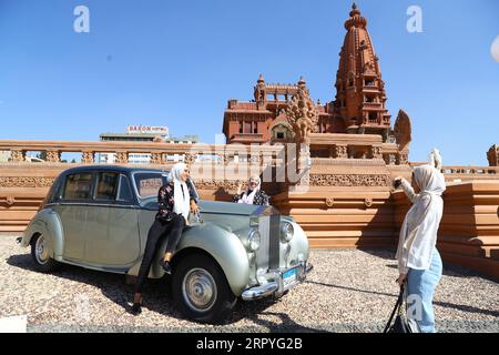 200630 -- KAIRO, 30. Juni 2020 Xinhua -- Menschen posieren für Fotos vor dem Baron Empain Palast in Kairo, Ägypten, am 30. Juni 2020. Ägypten eröffnete den Baron Empain Palace am Dienstag in Heliopolis. Der Baron Empain Palace wurde am Montag nach zwei Jahren Restaurierungsarbeiten eingeweiht, die mehr als 100 Millionen ägyptische Pfund kosteten. Der Palast, der ursprünglich 1911 erbaut wurde, ist als Touristenziel ausgewiesen, sagte der ägyptische Minister für Altertümer und Tourismus Khaled al-Anany am Montag. Xinhua/Ahmed Gomaa EGYPT-CAIRO-BARON EMPAIN PALACE-WIEDERERÖFFNUNG PUBLICATIONxNOTxINxCHN Stockfoto