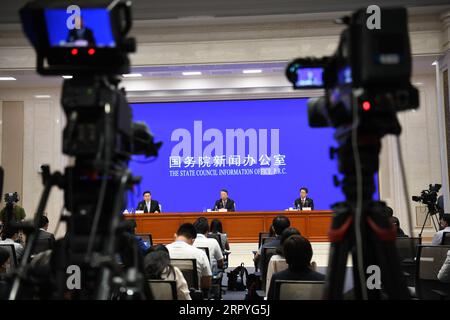 200701 -- PEKING, 1. Juli 2020 -- Eine Pressekonferenz wird vom Informationsbüro des Staatsrats über das Gesetz der Volksrepublik China über den Schutz der nationalen Sicherheit in der Sonderverwaltungsregion Hongkong HKSAR in Peking, der Hauptstadt Chinas, am 1. Juli 2020 abgehalten. CHINA-PEKING-HKSAR-NATIONALE SICHERHEITS-RECHT-PRESSEKONFERENZ CN JINXLIANGKUAI PUBLICATIONXNOTXINXCHN Stockfoto