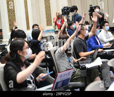 200701 -- PEKING, 1. Juli 2020 -- Journalisten erheben die Hände, um während einer Pressekonferenz des Informationsbüros des Staatsrats über das Gesetz der Volksrepublik China über den Schutz der nationalen Sicherheit in der Sonderverwaltungsregion Hongkong (HKSAR) in Peking, Hauptstadt Chinas, am 1. Juli 2020 Fragen zu stellen. CHINA-PEKING-HKSAR-NATIONALE SICHERHEITS-RECHT-PRESSEKONFERENZ CN JINXLIANGKUAI PUBLICATIONXNOTXINXCHN Stockfoto