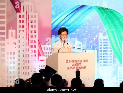 200701 -- HONGKONG, 1. Juli 2020 -- Carrie Lam, Chief Executive der chinesischen Sonderverwaltungsregion Hongkong, spricht an die Eröffnungszeremonie der Feierlichkeiten zum 23. Jahrestag der Rückkehr Hongkongs ins Mutterland im Hong Kong Convention and Exhibition Center in Hong Kong, Südchina, 1. Juli 2020. Chinas Hongkong feierte am Mittwoch den 23. Jahrestag seiner Rückkehr ins Mutterland. CHINA-HONGKONG-JUBILÄUMSFEIER CN LIXGANG PUBLICATIONXNOTXINXCHN Stockfoto