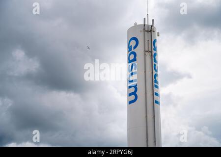 Gasum-Logo mit Wolken im Hintergrund. Erdgas-Tankstelle. Lahti, Finnland. Juli 29, 2023. Stockfoto