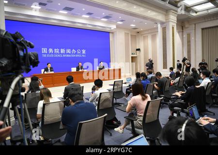 200701 -- PEKING, 1. Juli 2020 -- Eine Pressekonferenz wird vom Informationsbüro des Staatsrats über das Gesetz der Volksrepublik China über den Schutz der nationalen Sicherheit in der Sonderverwaltungsregion Hongkong HKSAR in Peking, der Hauptstadt Chinas, am 1. Juli 2020 abgehalten. CHINA-PEKING-HKSAR-NATIONALE SICHERHEITS-RECHT-PRESSEKONFERENZ CN JINXLIANGKUAI PUBLICATIONXNOTXINXCHN Stockfoto