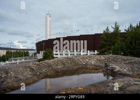 Helsinki Olympiastadion mit Pfütze Reflexion. Helsinki, Finnland. Juli 2023. Stockfoto