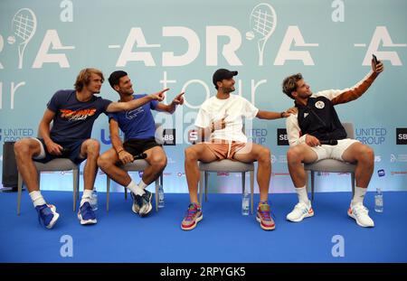 200702 -- PEKING, 2. Juli 2020 -- Alexander Zverev von Deutschland, Novak Djokovic von Serbien, Grigor Dimitrov von Bulgarien und Dominic Thiem von Österreich L to R posieren für ein Selfie während der Pressekonferenz vor dem Tennisturnier Adria Tour in Belgrad, Serbien, 12. Juni 2020. Portraits von Juni 2020 PredragxMilosavljevic PUBLICATIONxNOTxINxCHN Stockfoto