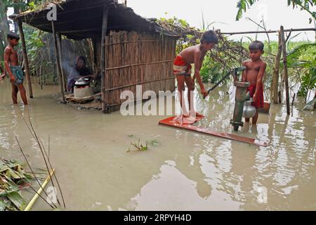 200702 -- JAMALPUR, 2. Juli 2020 Xinhua -- Kinder sammeln Wasser aus einem Brunnen in Jamalpur, Bangladesch am 2. Juli 2020. Überschwemmungen durch starke Regenfälle haben einige Teile Bangladeschs schwer getroffen. Xinhua BANGLADESH-JAMALPUR-FLUESSEN PUBLICATIONxNOTxINxCHN Stockfoto