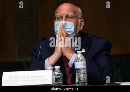 200702 -- WASHINGTON, 2. Juli 2020 Xinhua -- Robert Redfield, Direktor des US Centers for Disease Control and Prevention CDC, nimmt an einer Anhörung des US-Senats Unterausschusses für Arbeit, Gesundheit und menschliche Dienste, Bildung, und damit verbundenen Behörden über den Plan zur Erforschung, Herstellung und Verteilung eines Coronavirus-Impfstoffs auf Capitol Hill in Washington, D.C., USA, am 2. Juli 2020. Graeme Jennings/Pool über Xinhua U.S.-WASHINGTON, D.C.-SENATE-HEARING-COVID-19-VACCINE PUBLICATIONxNOTxINxCHN Stockfoto