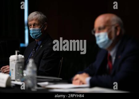 200702 -- WASHINGTON, 2. Juli 2020 Xinhua -- Francis Collins L, Direktor der US National Institutes of Health NIH, nimmt an einer Anhörung des Unterausschusses des US-Senats für Arbeit, Gesundheit und menschliche Dienste, Bildung, und damit verbundenen Behörden über den Plan zur Erforschung, Herstellung und Verteilung eines Coronavirus-Impfstoffs auf Capitol Hill in Washington, D.C., USA, am 2. Juli 2020. Graeme Jennings/Pool über Xinhua U.S.-WASHINGTON, D.C.-SENATE-HEARING-COVID-19-VACCINE PUBLICATIONxNOTxINxCHN Stockfoto