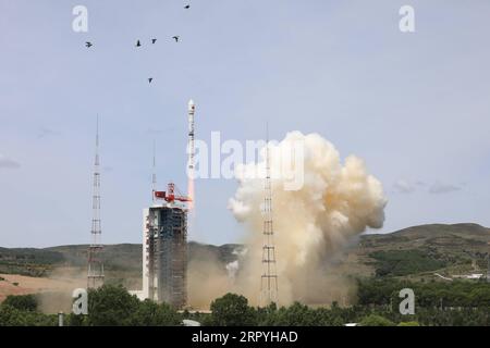 200703 -- TAIYUAN, 3. Juli 2020 Xinhua -- Eine lange März-4B Trägerrakete mit einem hochauflösenden Multimode-Bildgebungssatelliten wird vom Taiyuan Satellite Launch Center, 3. Juli 2020, gestartet. China schickte am Freitag vom Taiyuan Satellite Launch Center in der nordchinesischen Provinz Shanxi einen hochauflösenden Multimode-Bildsatelliten in die geplante Umlaufbahn. Der Satellit wurde nach Angaben der China National Space Administration um 11:10 Uhr Pekinger Zeit von einer langen Trägerrakete vom 4. März gestartet. Foto von Zheng Taotao/Xinhua CHINA-SHANXI-HOCHAUFLÖSENDE MULTIMODE-BILDGEBUNG SATEL Stockfoto